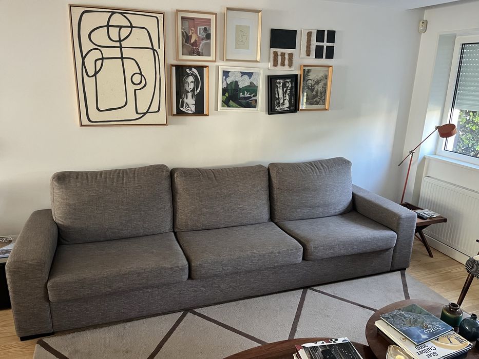 Sofa 3 metros cinzento com tres almofadas