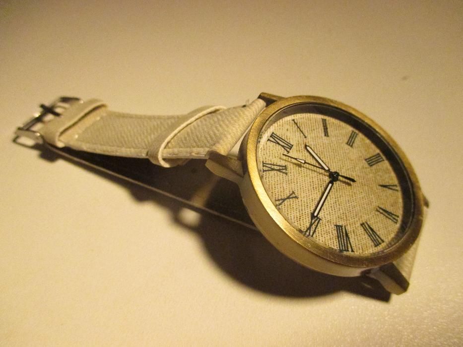 Relógio dourado com bracelete em ganga clara. Novo.
