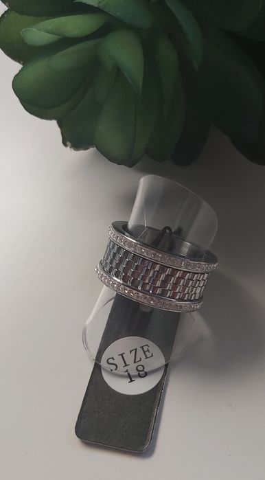 Anel prateado, em aço, com zirconias. Anti-stress. T18