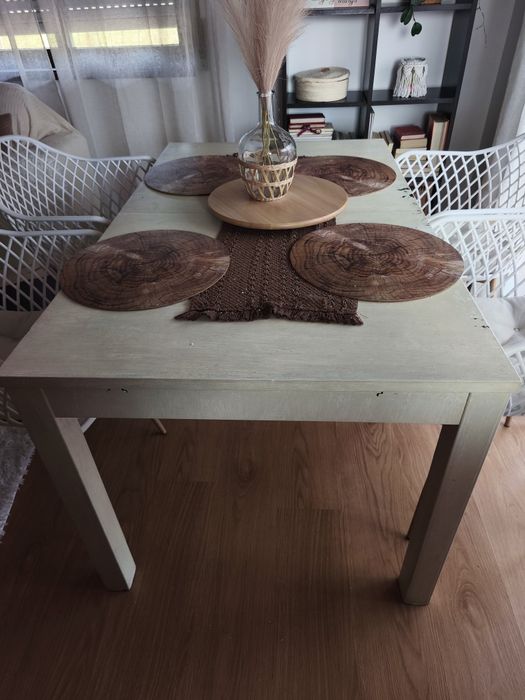Mesa de refeição com 4 cadeiras