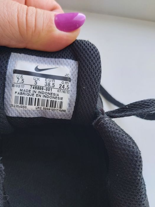 Продам фирменные кроссовки NIKE