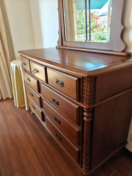 Mobiliário de quarto em madeira maciça