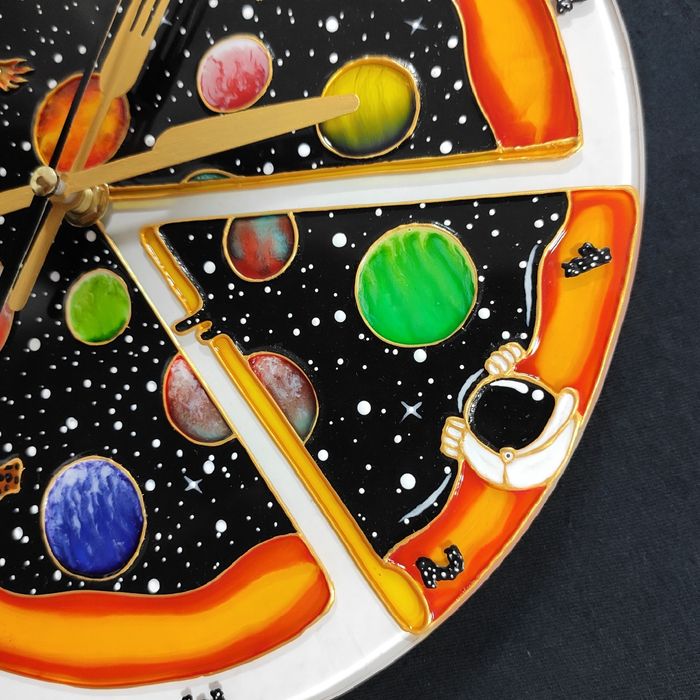 Настенные витражные часы Космо-пицца ручная работа