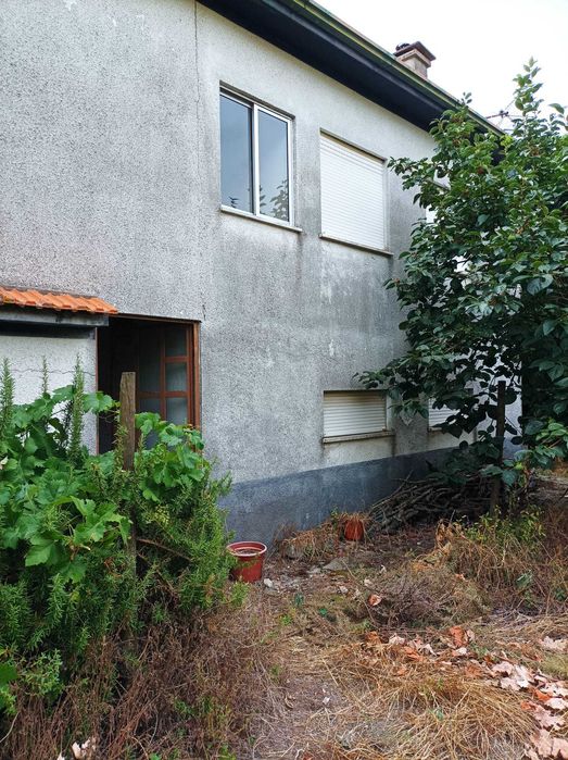 Moradia em vila centenária.
Moradia e comercio.