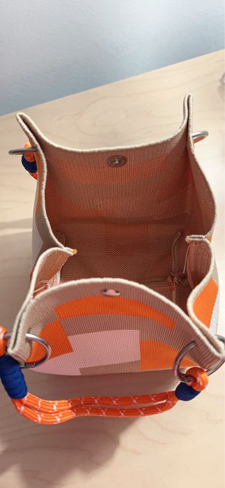 Carteira em estamoado geometrico laranja, bege e creme