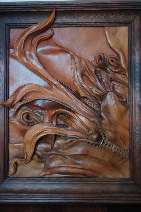 Obraz ze skóry w drewnianej ramie.