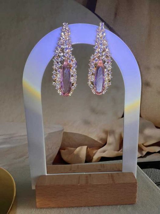 Brinco de festa Elegante | Microzircônias Pedra Rose | Banho Ouro 18k