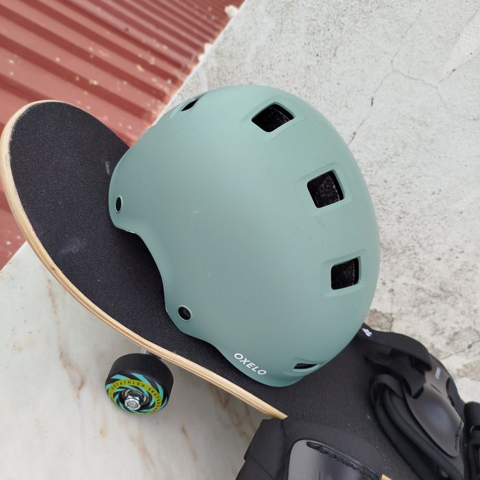 Skate com kit de proteções