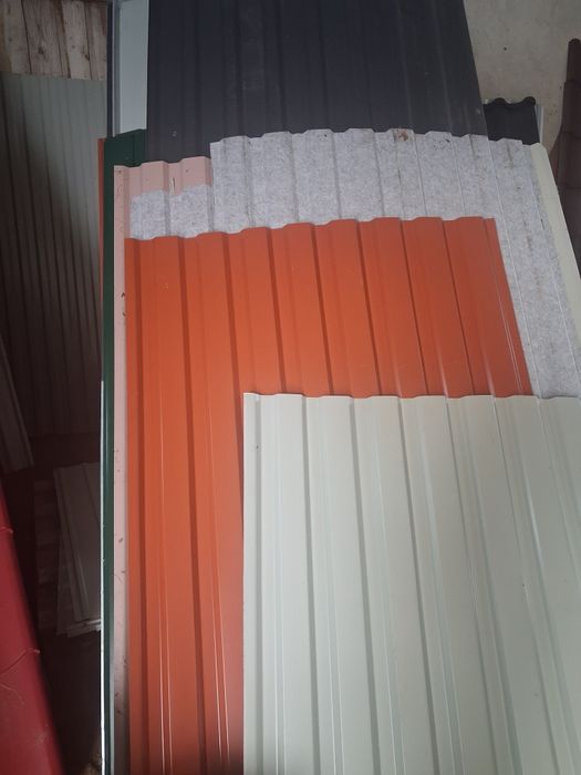 Blacha blachodachówka trapezowa  pozostałości po budowie.