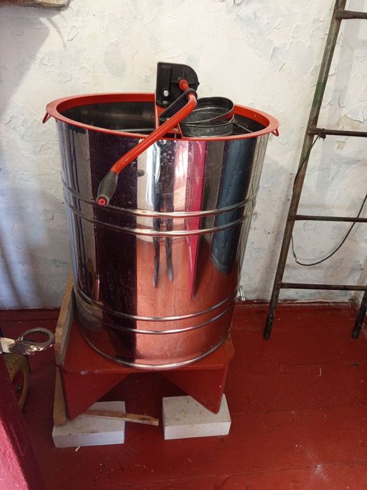 Продаю пасіку 15 сімей. 25 вуликів  і все обладнення.