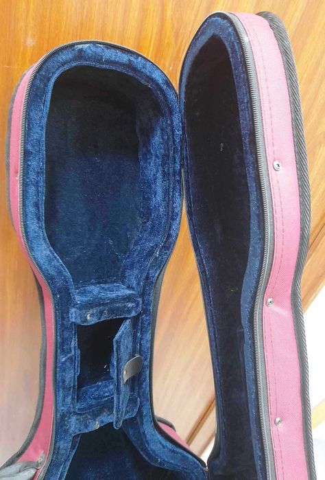 Estojo para guitarra clássica.