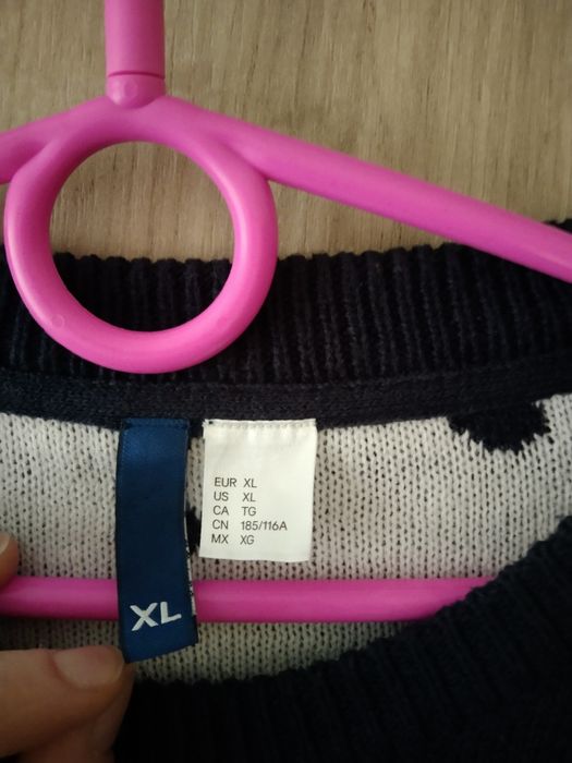 Piękny sweter świąteczny, zimowy piesek