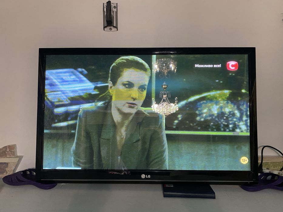 Продам телевізор LG 42PJ350