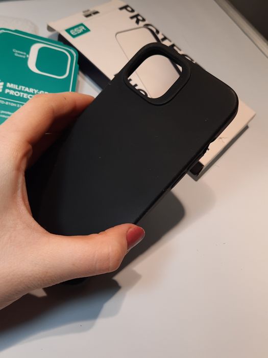 Etui ESR CH HaloLOCK MAGsafe na iphone 15 /13 / 14 z mikrofibrą