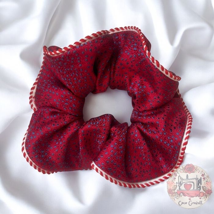 Czerwona rosa, scrunchie, jedwab, handmade, upcycling