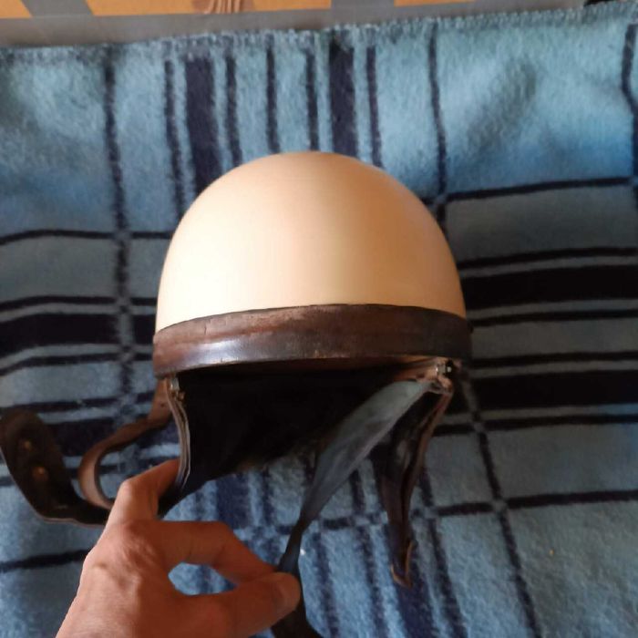 Kask Orzeszek z epoki PRL-u z odpinanym frasunkiem