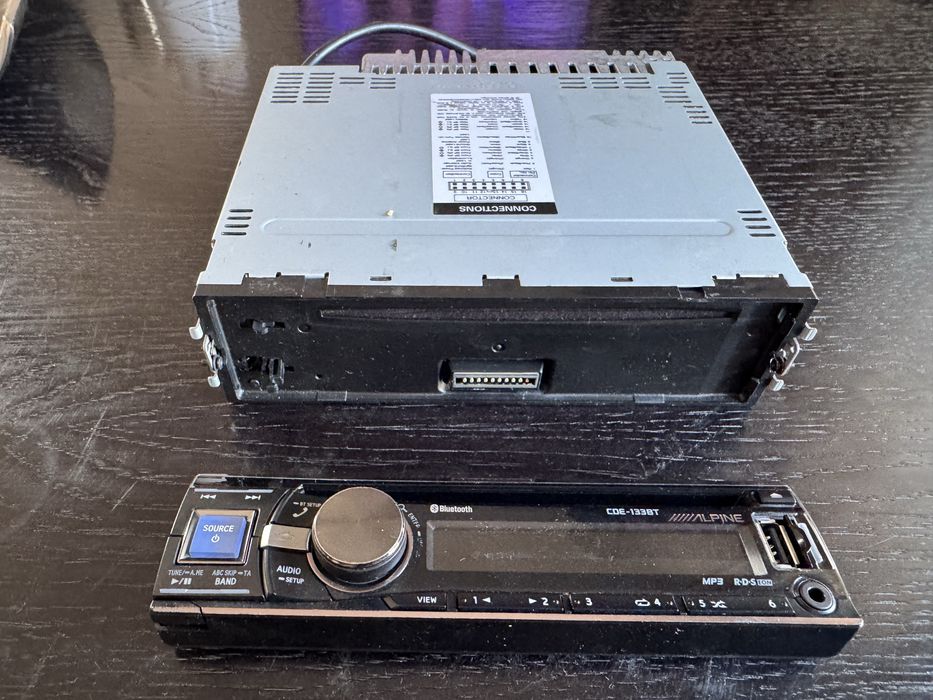 Rádio Alpine CDE-133BT