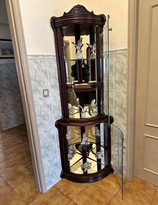 Vitrine de Canto Clássica em Madeira Maciça com Vidro