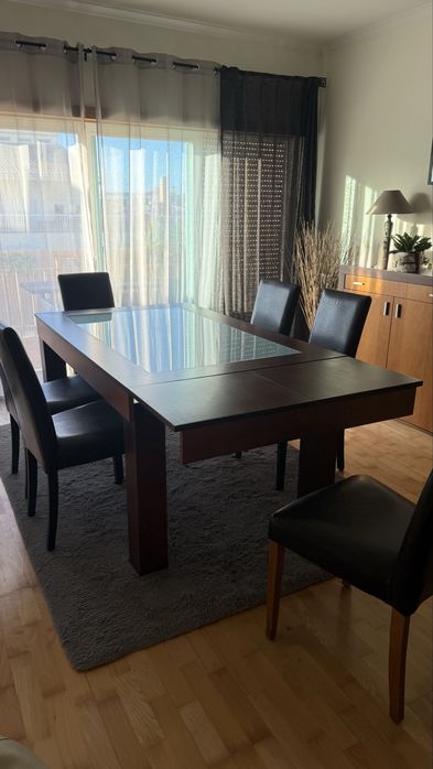 Mesa de Jantar em Madeira maciça e vidro temperado