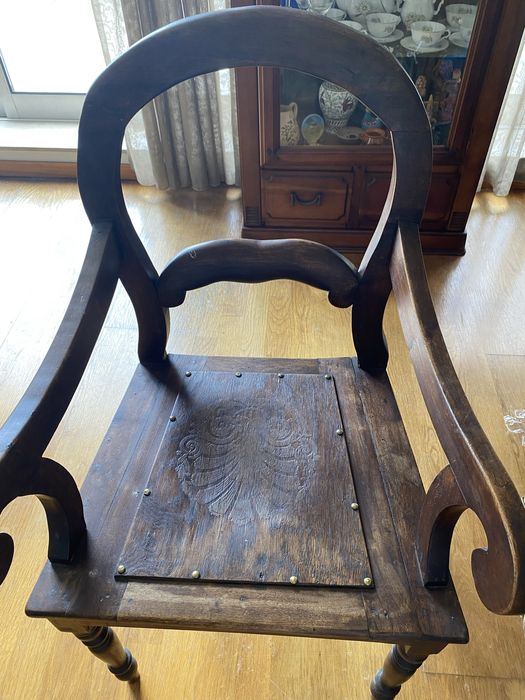 Cadeira Antiga em Madeira Maciça