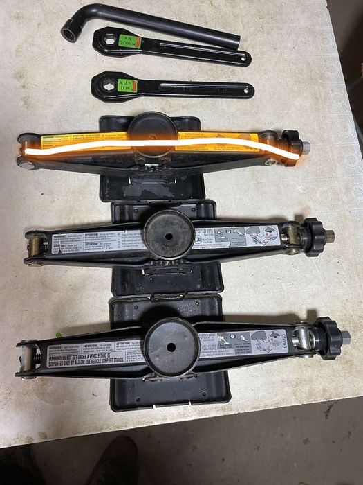 Домкрати для різних марок автомобілів Оригінал Reno. Nissan. Mercedes