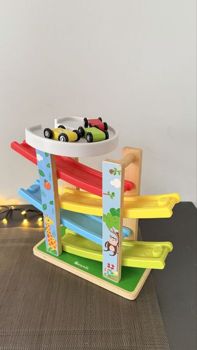 Drewniana zjeżdżalnia samochodowa / tor samochodowy