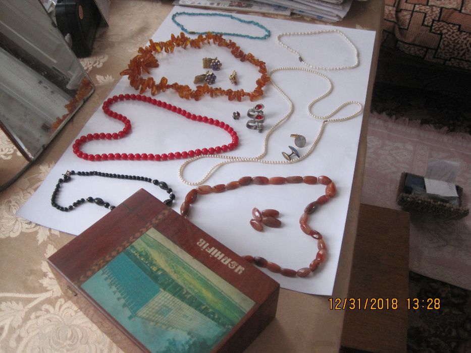 Бижутерия (янтарние буси, запонки)