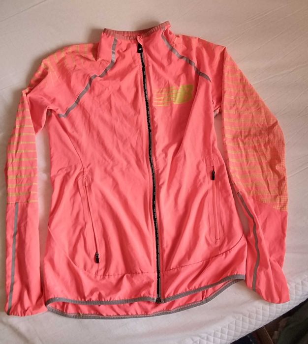 Casaco corta-vento New Balance mulher Tamanho S coral/rosa com refletor