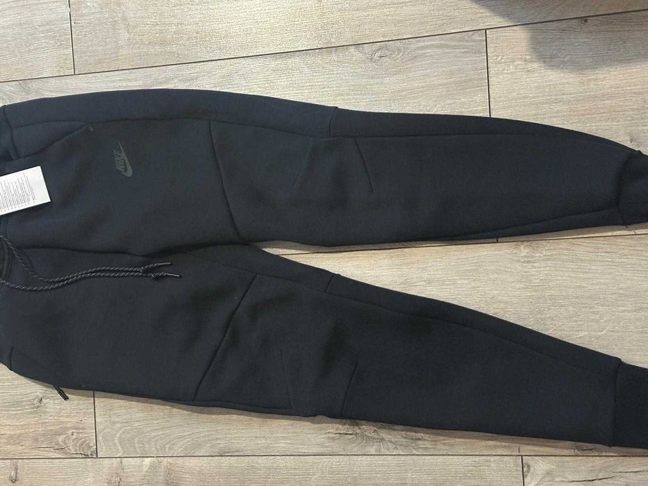 Orginalne dresy NIKE Tech