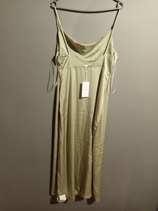 Satynowa maxi sukienka. Szałwia