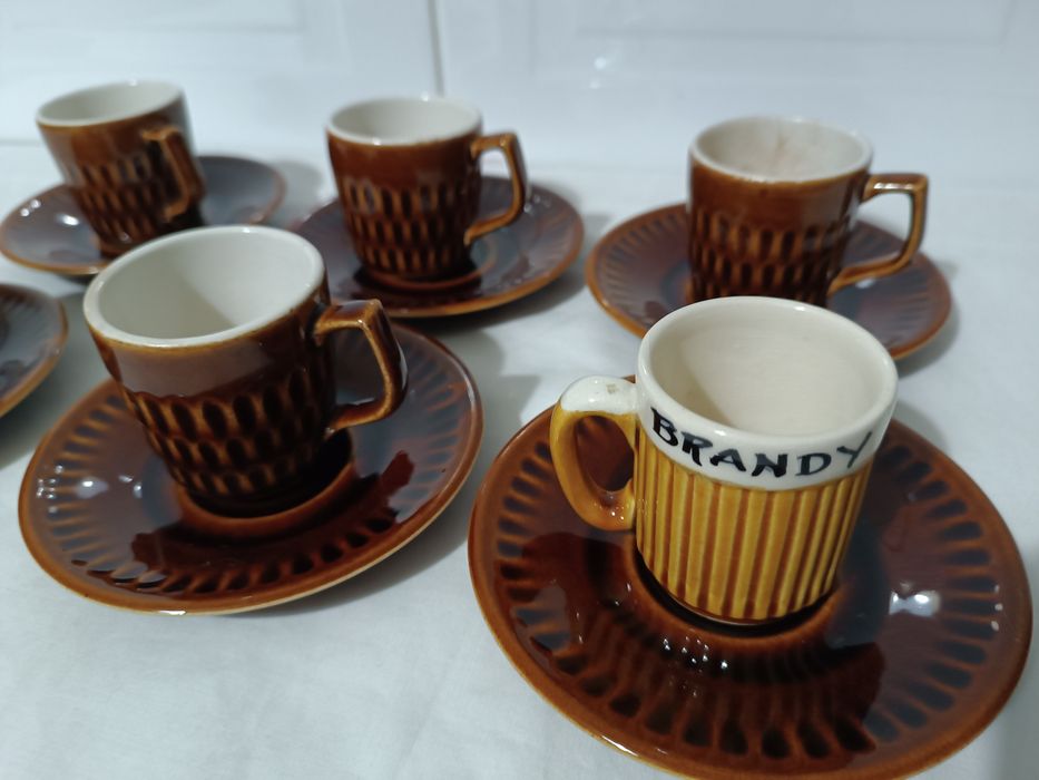 Conjunto de café muito antigo. Chávenas e Pires