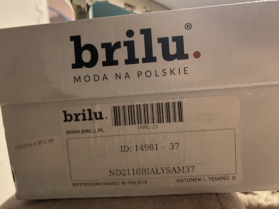 Buty ślubne ze zlotym obcasem.