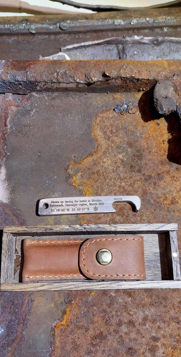 Брелок-відкривачка  із катка БМП. Сувенір.