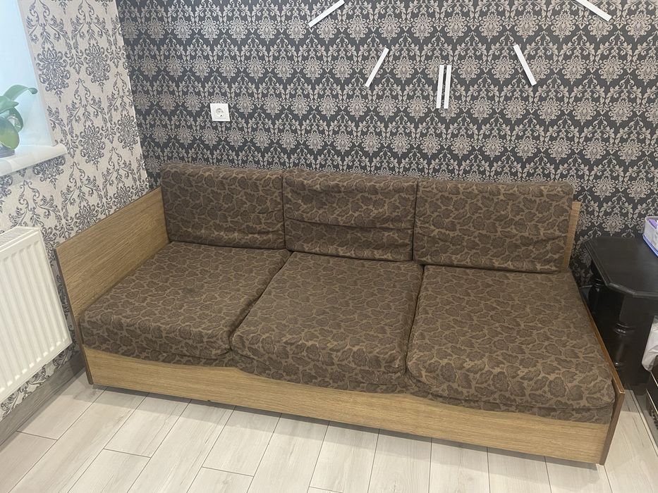 Продам диван б/у,продам килим