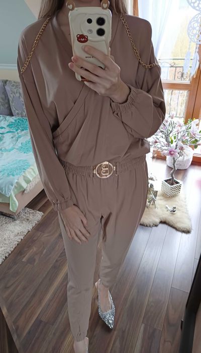 Beżowy długi kombinezon z łańcuszkami pasek złota klamerka