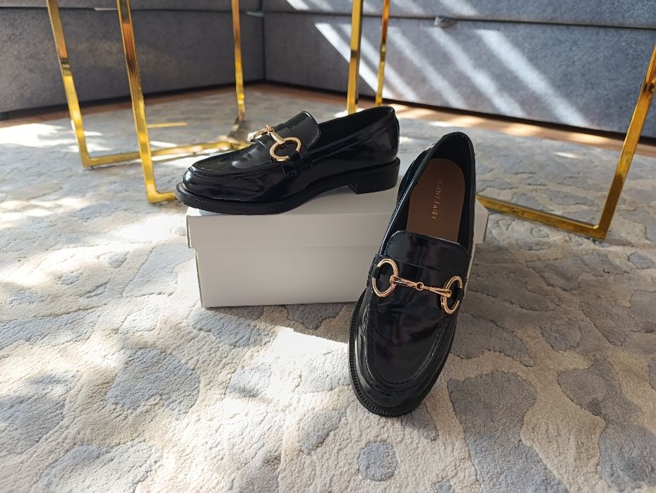 Czarne błyszczące mokasyny