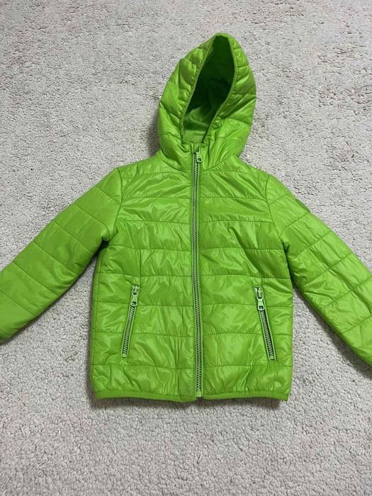 Яскрава зелена куртка для дитини 5–6 років