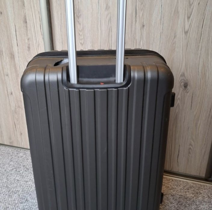 Duża walizka podróżna na kółkach