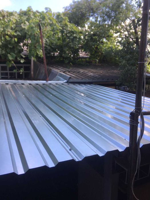 Надійна покрівля з профнастилу та металочерепиці