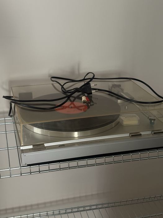 Srebrny gramofon JVC