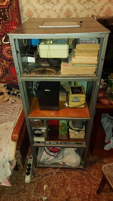 Стійка металева для радіоапература або для других побутових рішень