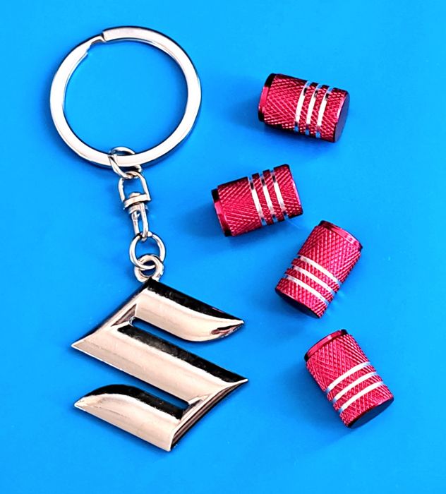 ** NOWY Breloczek SUZUKI + Nakrętki na wentyle czerwone komplet tuning