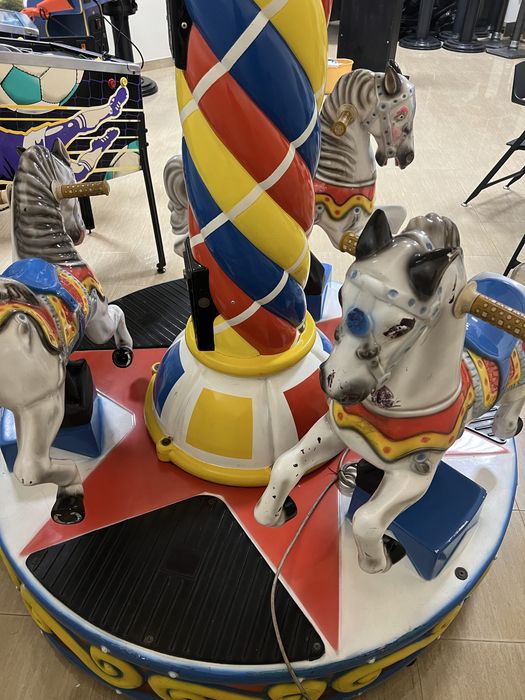 Carrossel de 3 cavalos