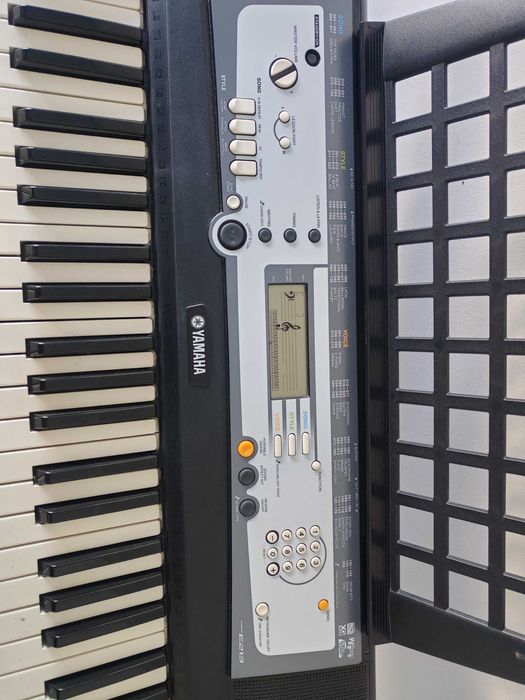 Piano/Órgão Yamaha PSR-E213 com Suporte