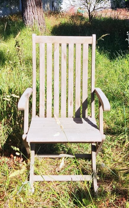 Cadeira de jardim dobrável com braços de madeira da Leroy Merlin