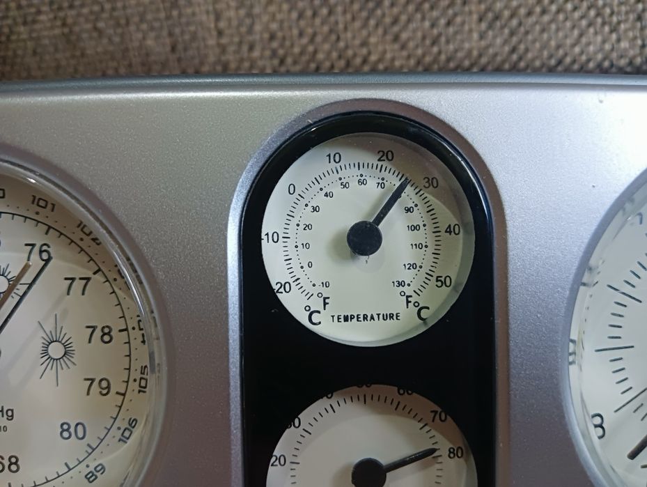 Часы, барометр, температурный градусник, измерение влажности