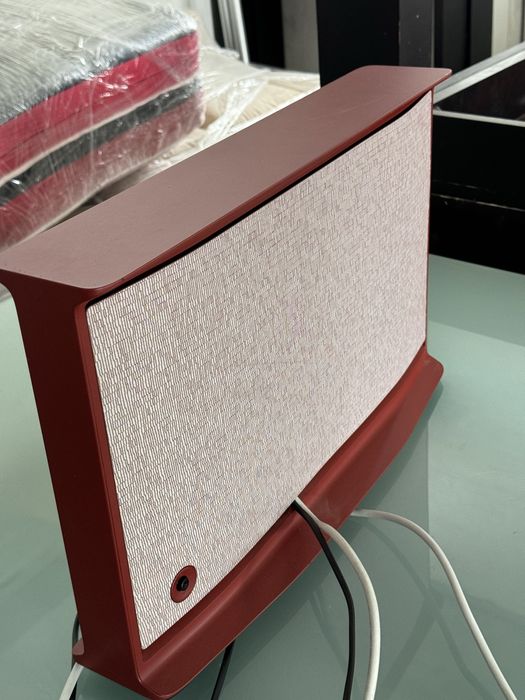 2 televisores de colecao exclusiva da Samsung, uma em bordeaux e outra