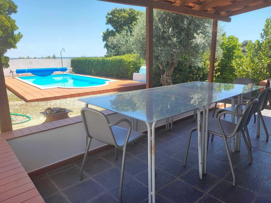 Casa rústica com uso exclusivo de piscina, que aceita animais