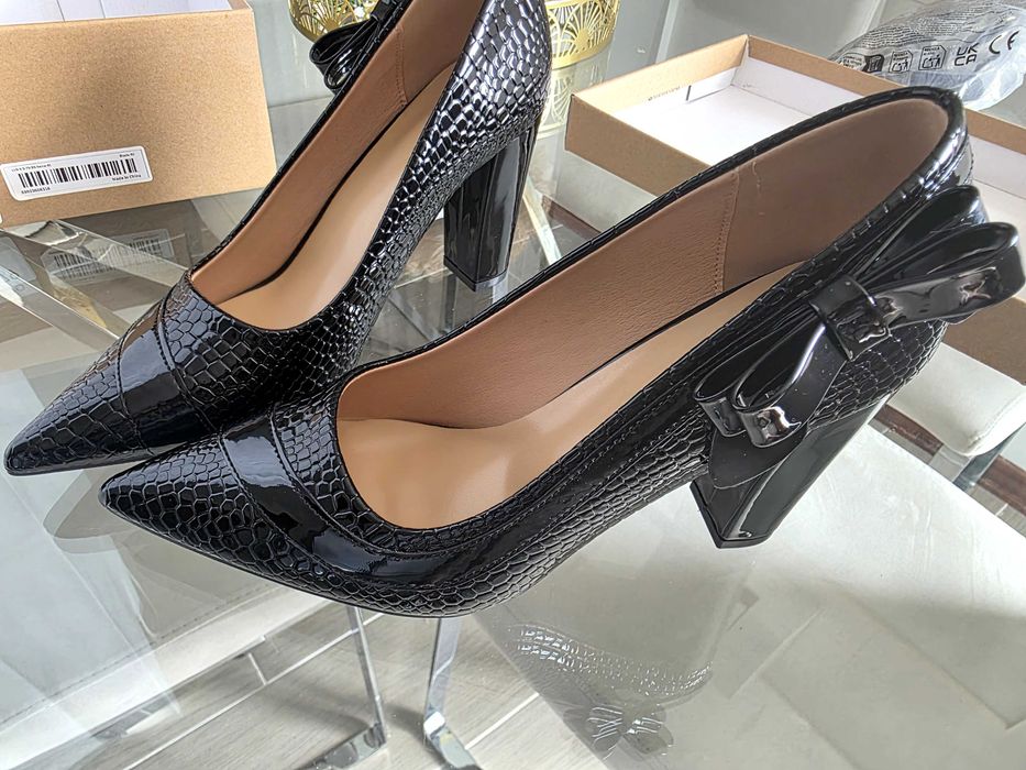 Sapatos de mulher elegantes maravilhosos