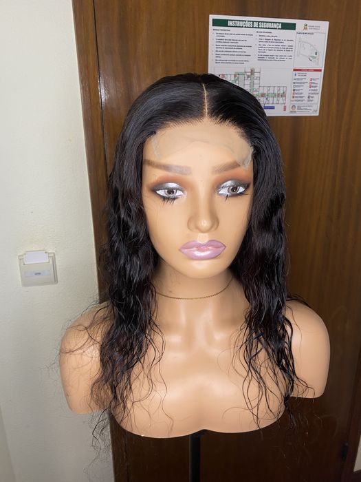 Peruca Humana Ondulada 18” Preta – Lace Closure 4x4